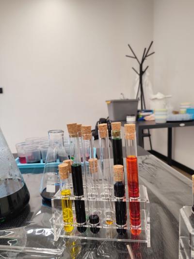 Uczniowie w czasie warsztatów chemicznych - eksperymenty z suchym lodem i zjawisko sublimacji