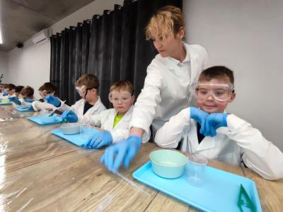 Uczniowie w czasie warsztatów chemicznych - eksperymenty z suchym lodem i zjawisko sublimacji