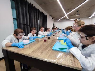 Uczniowie w czasie warsztatów chemicznych - eksperymenty z suchym lodem i zjawisko sublimacji