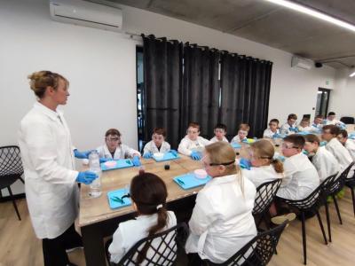 Uczniowie w czasie warsztatów chemicznych - eksperymenty z suchym lodem i zjawisko sublimacji