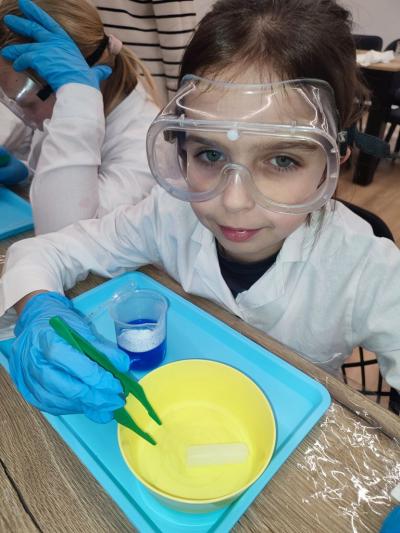 Uczniowie w czasie warsztatów chemicznych - eksperymenty z suchym lodem i zjawisko sublimacji