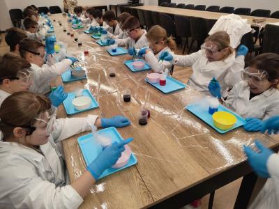 Uczniowie w czasie warsztatów chemicznych - eksperymenty z suchym lodem i zjawisko sublimacji