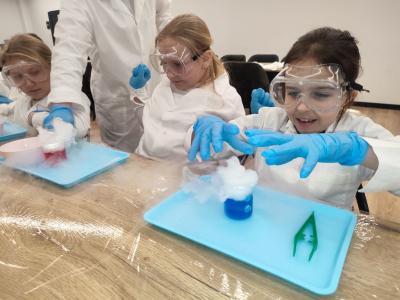 Uczniowie w czasie warsztatów chemicznych - eksperymenty z suchym lodem i zjawisko sublimacji