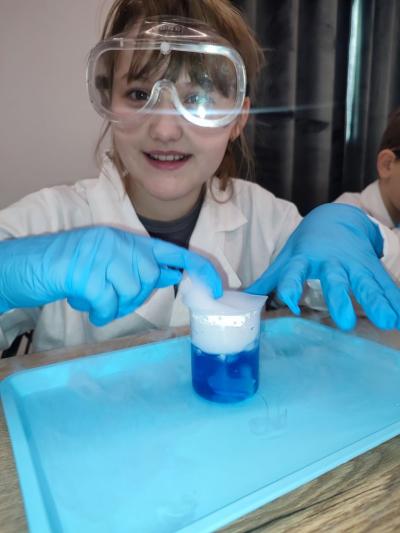 Uczniowie w czasie warsztatów chemicznych - eksperymenty z suchym lodem i zjawisko sublimacji