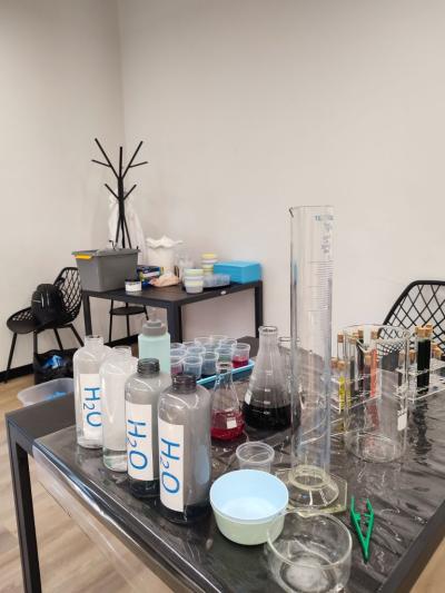 Uczniowie w czasie warsztatów chemicznych - eksperymenty z suchym lodem i zjawisko sublimacji