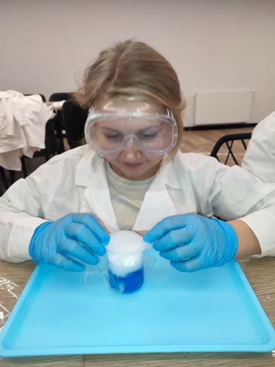 Uczniowie w czasie warsztatów chemicznych - eksperymenty z suchym lodem i zjawisko sublimacji