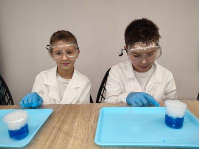 Uczniowie w czasie warsztatów chemicznych - eksperymenty z suchym lodem i zjawisko sublimacji