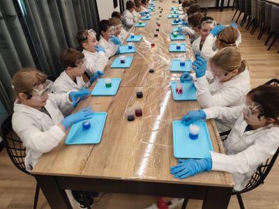 Uczniowie w czasie warsztatów chemicznych - eksperymenty z suchym lodem i zjawisko sublimacji