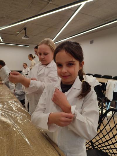 Uczniowie w czasie warsztatów chemicznych - eksperymenty z suchym lodem i zjawisko sublimacji