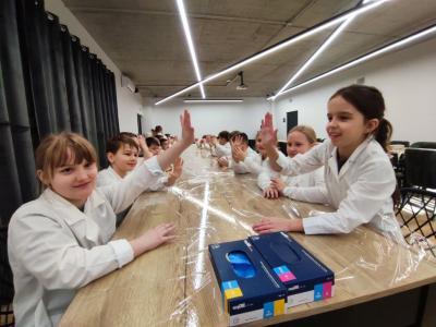 Uczniowie w czasie warsztatów chemicznych - eksperymenty z suchym lodem i zjawisko sublimacji