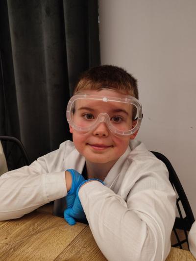 Uczniowie w czasie warsztatów chemicznych - eksperymenty z suchym lodem i zjawisko sublimacji