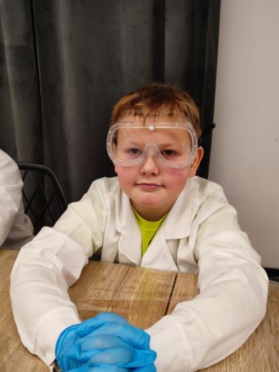 Uczniowie w czasie warsztatów chemicznych - eksperymenty z suchym lodem i zjawisko sublimacji