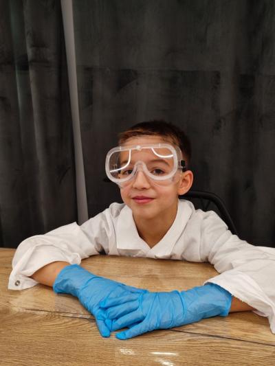 Uczniowie w czasie warsztatów chemicznych - eksperymenty z suchym lodem i zjawisko sublimacji