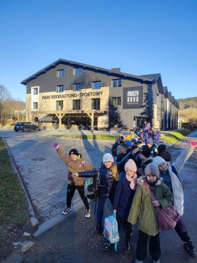 Uczniowie w czasie warsztatów chemicznych - eksperymenty z suchym lodem i zjawisko sublimacji