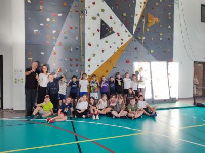 Zdjęcie grupowe pod ścianką wspinaczkową