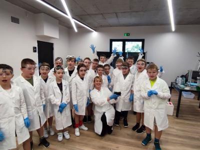 Zdjęcie grupowe pod ścianką wspinaczkową