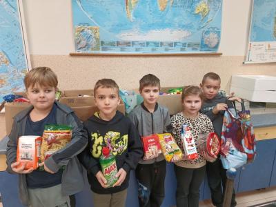Uczniowie klasy drugiej z produktami na zbiórkę