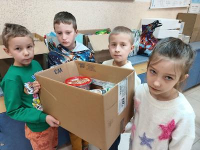 Uczniowie klasy drugiej z produktami na zbiórkę SKC