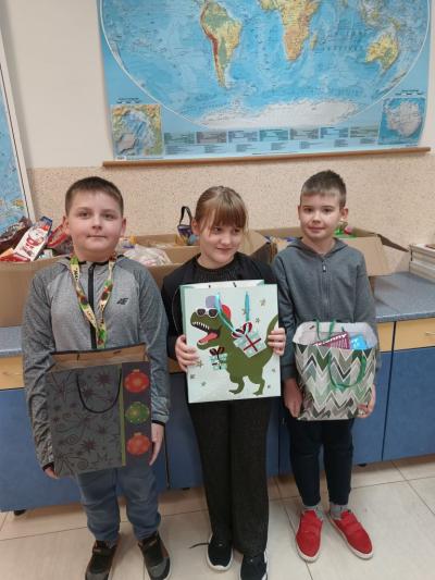 Uczniowie klsy 3 z pazkami,które przyniesli na zbiórkę SKC.