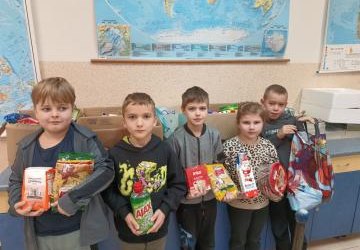 Uczniowie klasy drugiej z produktami na zbiórkę