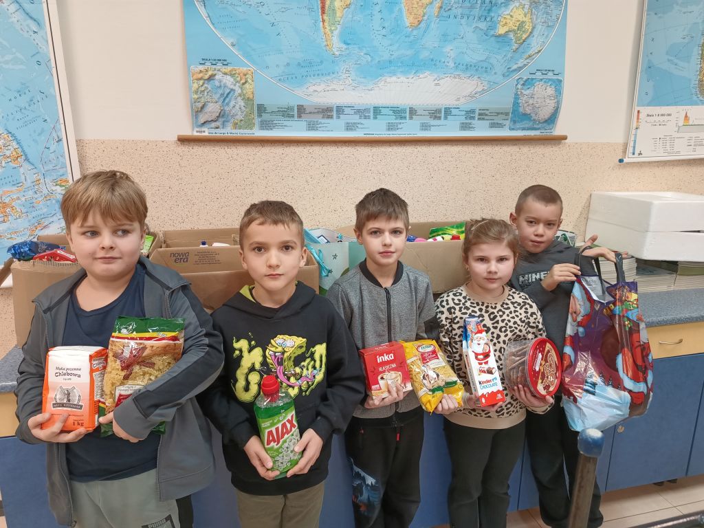Uczniowie klasy drugiej z produktami na zbiórkę