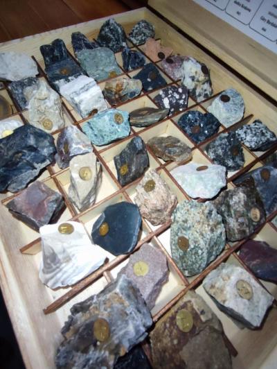 Kasetka z minerałami i kamieniami