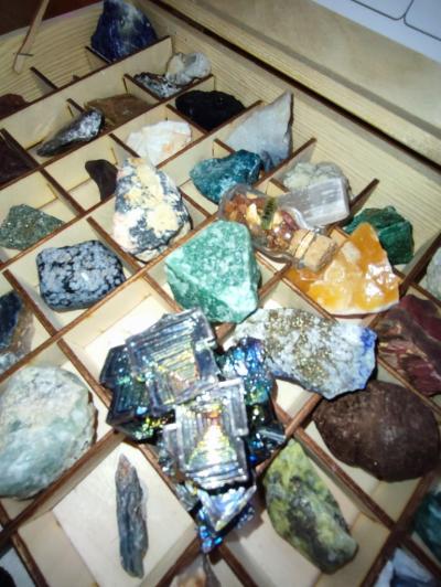 Kasetka z minerałami i kamieniami