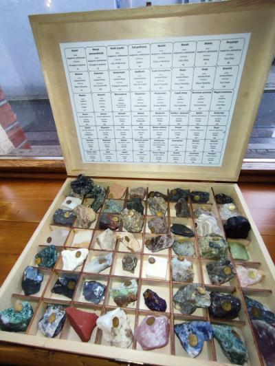 Kasetka z minerałami i kamieniami