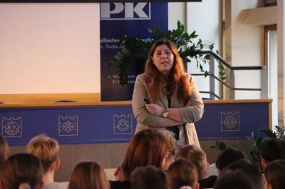 Prowadząca wyklad o minerałach.