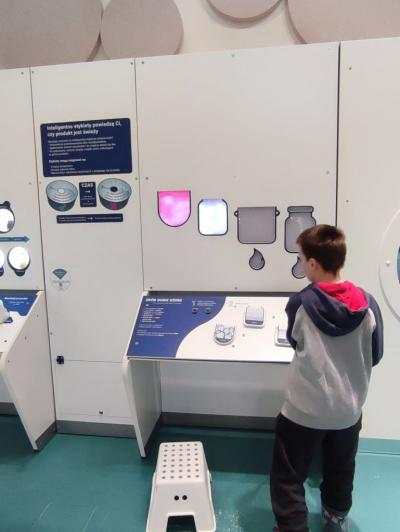 Uczeń eksperymentujący na wybranym stanowisku