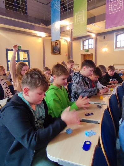 Uczniowie na części warsztatowej spotkania z naukowcem