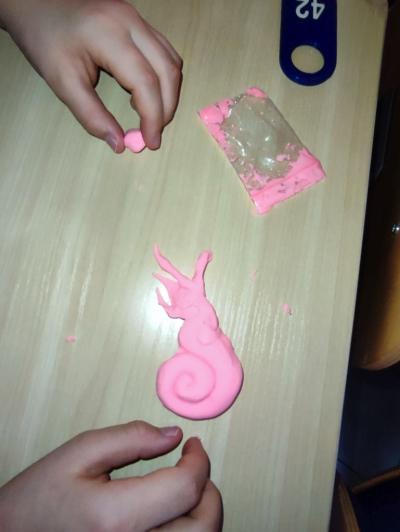 Uczniowie na części warsztatowej spotkania z naukowcem