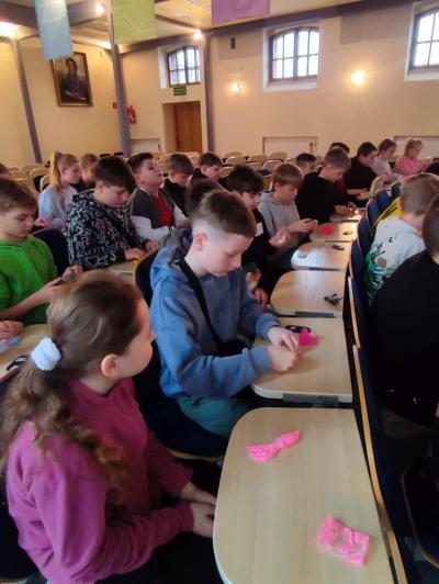 Uczniowie na części warsztatowej spotkania z naukowcem