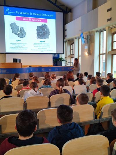 Uczniowie na części warsztatowej spotkania z naukowcem