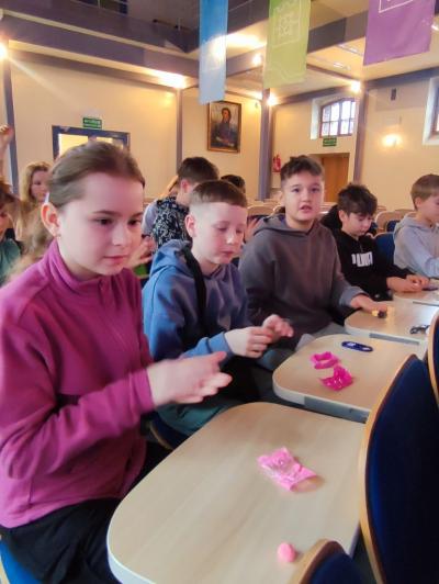 Uczniowie na części warsztatowej spotkania z naukowcem