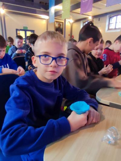 Uczniowie na części warsztatowej spotkania z naukowcem