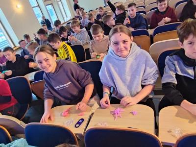 Uczniowie na części warsztatowej spotkania z naukowcem