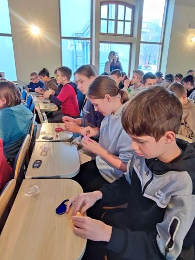 Uczniowie na części warsztatowej spotkania z naukowcem