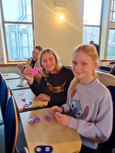 Uczniowie na części warsztatowej spotkania z naukowcem