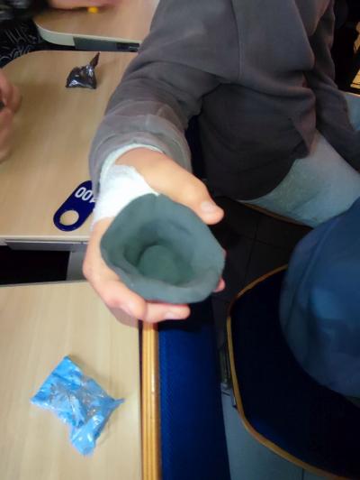 Uczniowie na części warsztatowej spotkania z naukowcem