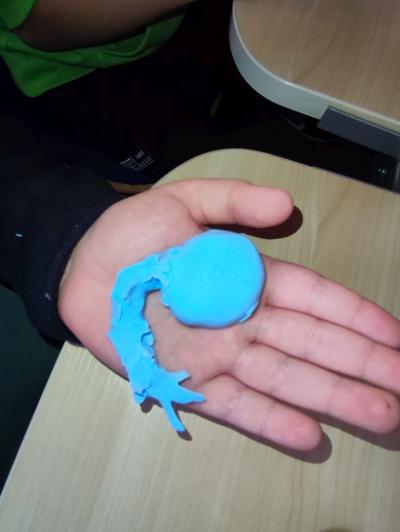 Uczniowie na części warsztatowej spotkania z naukowcem