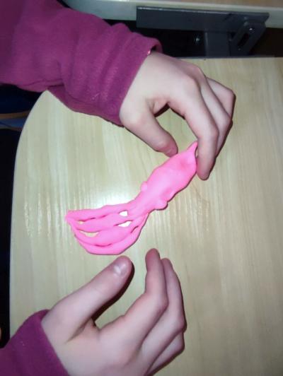 Uczniowie na części warsztatowej spotkania z naukowcem