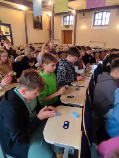 Uczniowie na części warsztatowej spotkania z naukowcem