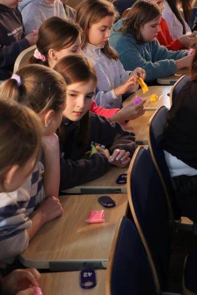 Uczniowie na części warsztatowej spotkania z naukowcem