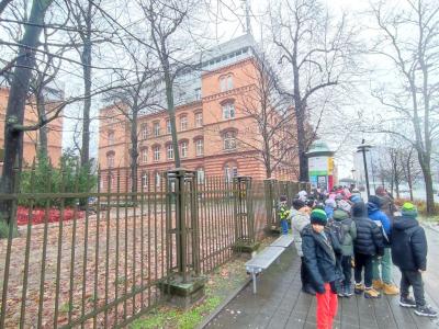 Uczniowie pod Politechnika Krakowską.