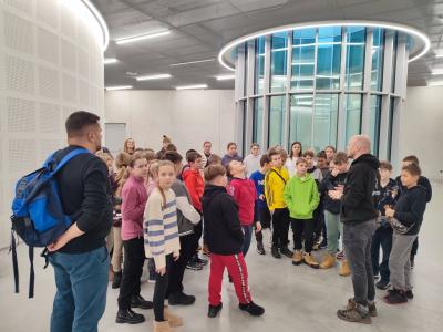 Uczniowie przed wejściem na zwiedzanie ekspozycji w Cogiteon Kraków.