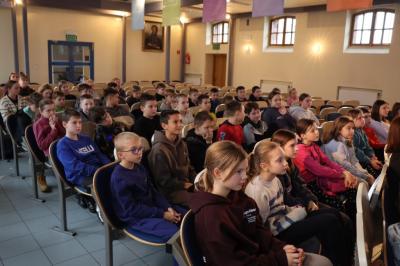 Uczniowie słuchający wykładu.