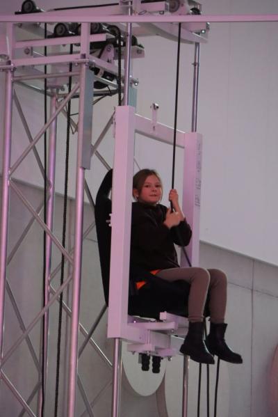 Uczniowie w Cogiteon Kraków - zwiedzanie wystawy