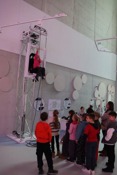 Uczniowie w Cogiteon Kraków - zwiedzanie wystawy