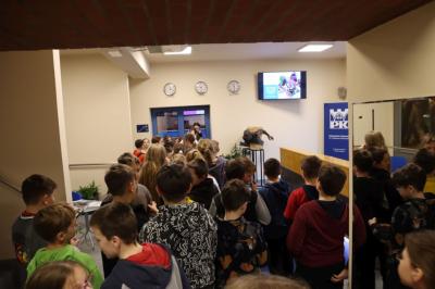 Uczniowie w oczekiwaniu na wykład.